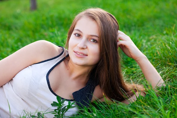 美しい若い女性の屋外の肖像画 — ストック写真