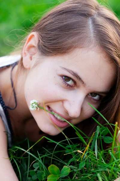 Porträtt av en vacker ung kvinna med blomma utomhus — Stockfoto