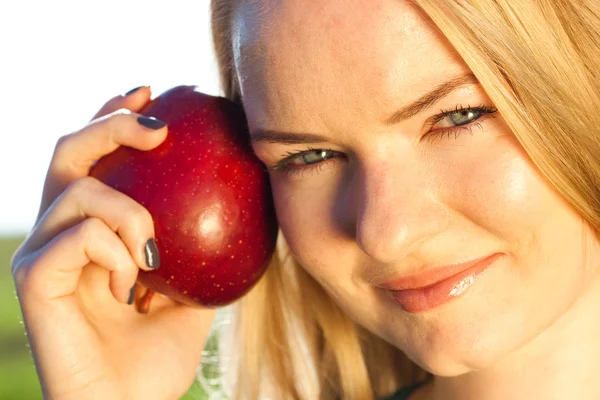 Portretul unei femei tinere frumoase cu mere în aer liber — Fotografie, imagine de stoc