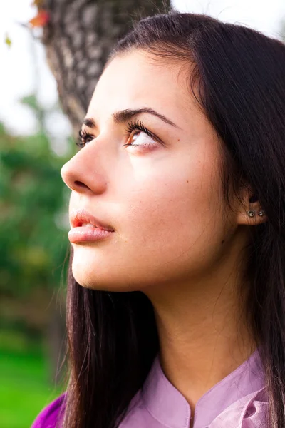 Portrait of a beautiful young woman outdoor — Stock Photo, Image
