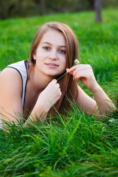 Portret to piękna młoda kobieta z zewnątrz kwiat — Zdjęcie stockowe
