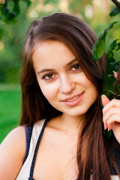 Portrét krásné mladé ženy venkovní — Stock fotografie