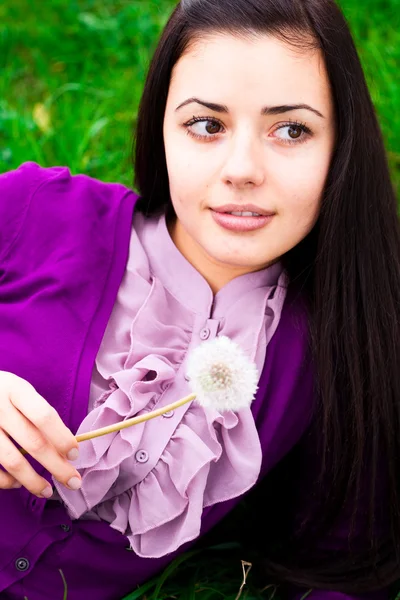 Портрет красивой молодой женщины с одуванчиком — стоковое фото