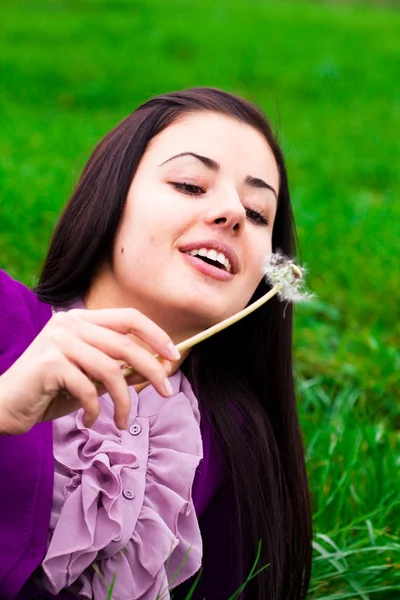 Portrait of a beautiful young woman with dandelion — Stock Photo, Image