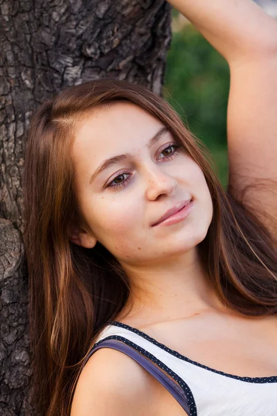 Retrato de una hermosa joven al aire libre — Foto de Stock