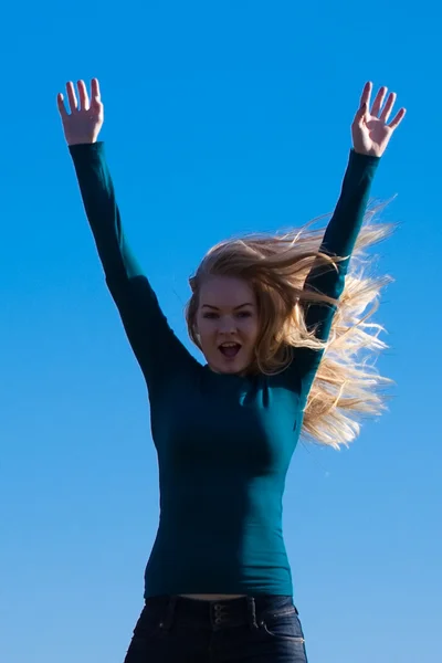 Joven mujer hermosa saltando al campo contra el cielo — Foto de Stock