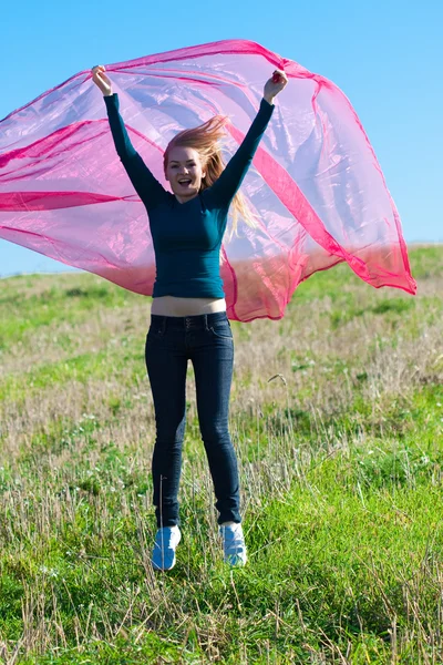 젊은 아름 다운 여성에 대 한 필드에 조직으로 점프 — 스톡 사진