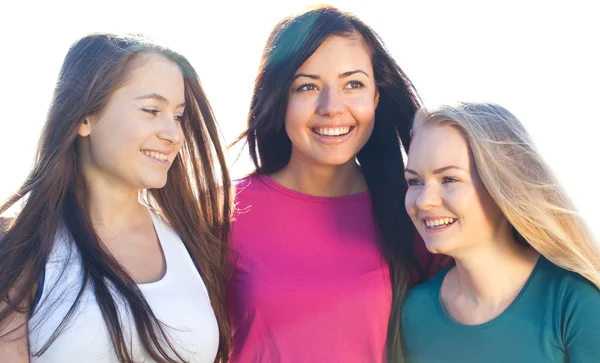 Портрет трех молодых красивых женщин на фоне неба — стоковое фото