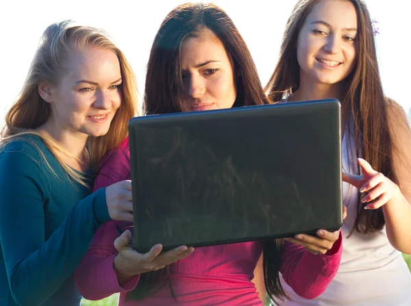 Trzech młodych piękna kobieta z laptopa w polu niebo ba — Zdjęcie stockowe