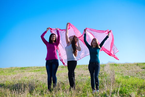 Três jovem bela mulher de pé com tecido para o campo — Fotografia de Stock