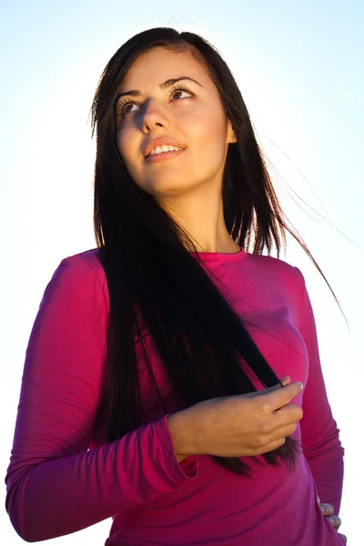 야외 아름 다운 젊은 여자의 초상화 — 스톡 사진