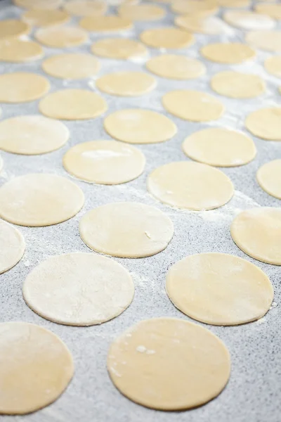 Forma redonda da massa com farinha na mesa — Fotografia de Stock