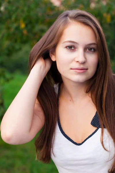 Porträtt av en vacker ung kvinna utomhus Stockbild