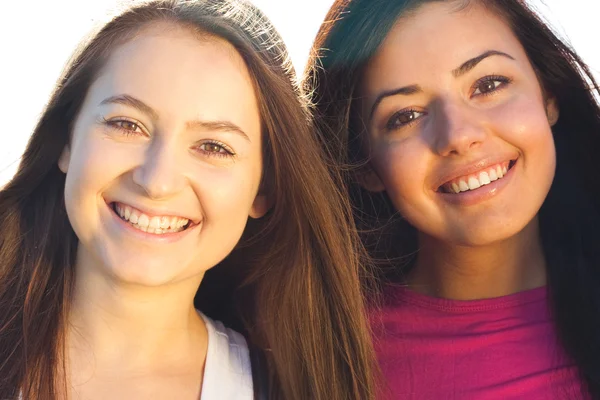 Portret dva mladé krásné ženy na pozadí oblohy Stock Fotografie