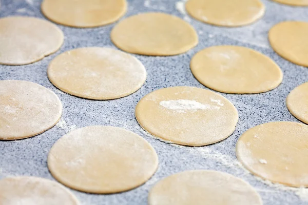 Round shape of the dough with flour on the table — Stock Photo, Image
