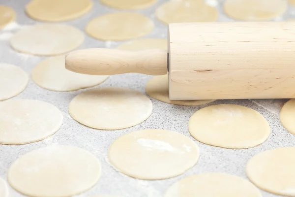 Forma redonda de la masa y rodillo con harina en la mesa —  Fotos de Stock