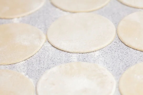 Runde Form des Teiges mit Mehl auf dem Tisch — Stockfoto