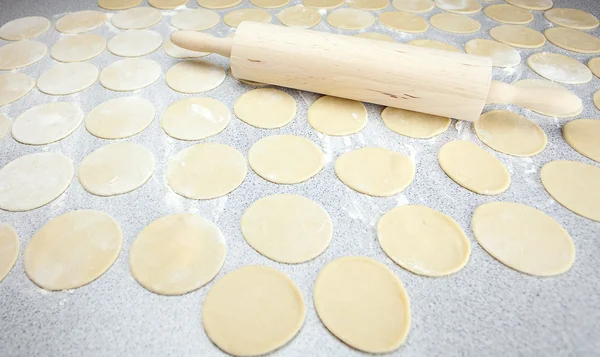 Forma redonda de la masa y rodillo con harina en la mesa —  Fotos de Stock
