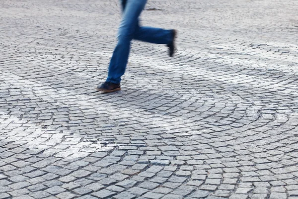 Man running at a pedestrian crossing — Stock Photo, Image