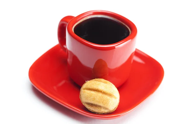Tasse mit Kaffee und Kuchen Nuss isoliert auf weiß — Stockfoto
