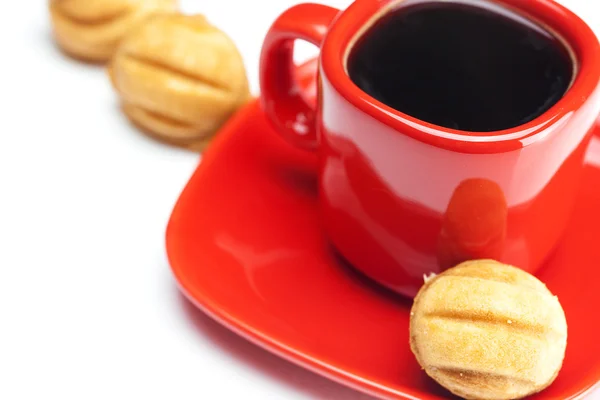 Beker met koffie en gebak moer geïsoleerd op wit — Stockfoto