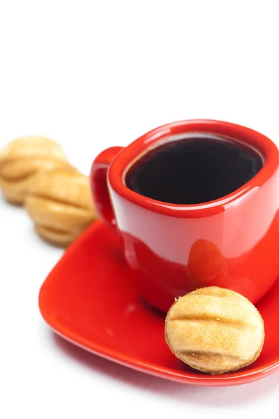 Kopp med kaffe och kaka mutter isolerad på vit — Stockfoto