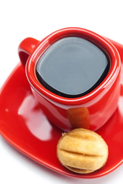 Taza con café y nuez de pastel aislado en blanco —  Fotos de Stock