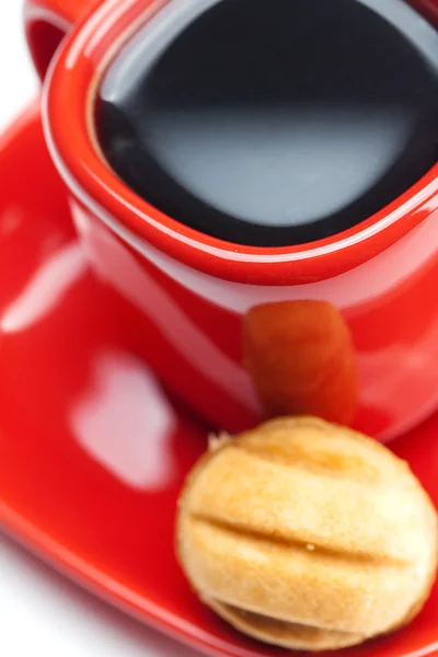 Кубок з кава і тістечка гайка ізольовані на білому — стокове фото