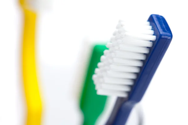 白で隔離される着色された歯ブラシ — ストック写真
