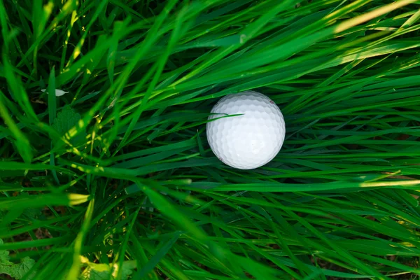 वसंत ऋतू हिरवा गवत आणि गोल्फ चेंडू पार्श्वभूमी — स्टॉक फोटो, इमेज