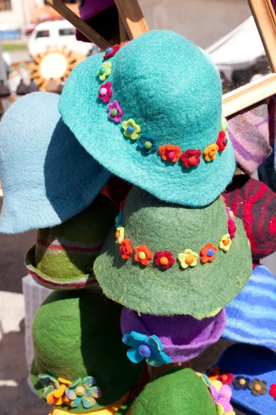 Barevné klobouky na veletrhu — Stock fotografie