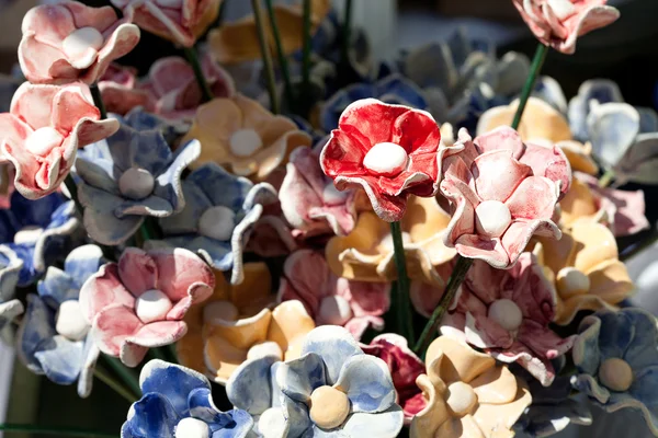 Hintergrund aus bunten Keramikblumen — Stockfoto