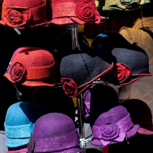 Fuarda renkli şapka — Stok fotoğraf