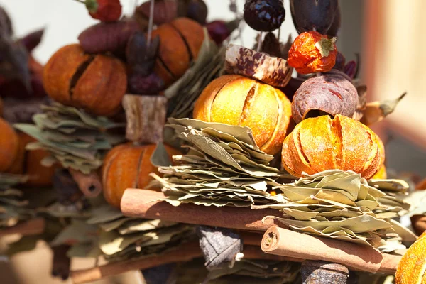 Panayırda kurutulmuş meyve, sebze ve baharat koleksiyonu — Stok fotoğraf