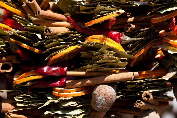 Recogida de frutas, verduras y especias secas en la feria — Foto de Stock