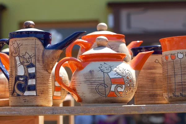 Ceramic teapots at the fair — Stock Photo, Image