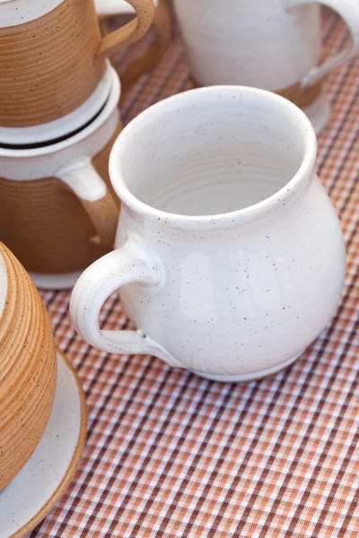 Copos de cerâmica e jarros na feira — Fotografia de Stock