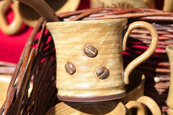 Tazas de cerámica en una cesta en la feria — Foto de Stock