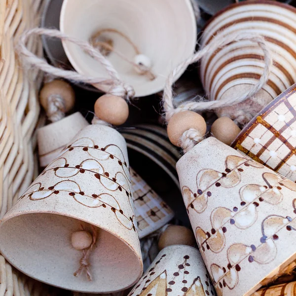 Керамические колокола в корзине на ярмарке — стоковое фото
