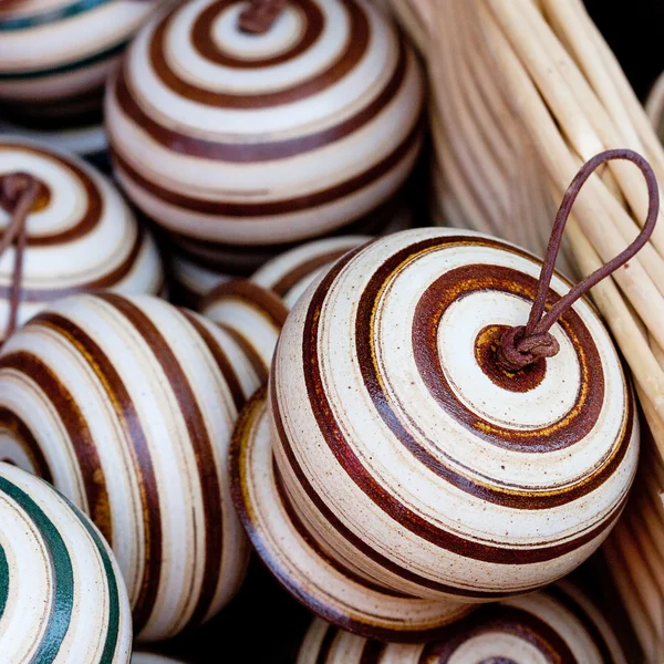 Campanas de cerámica en una cesta en la feria — Foto de Stock