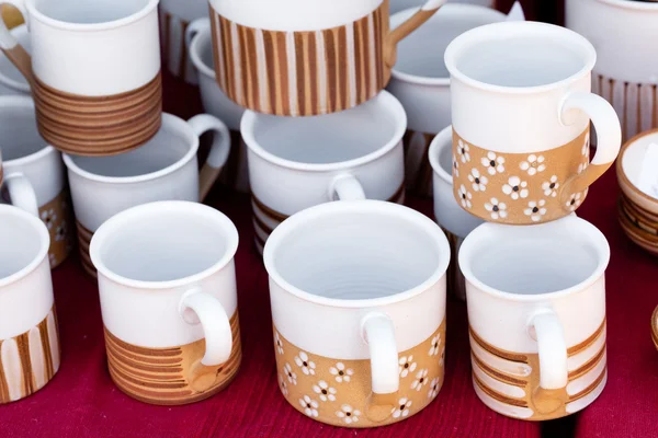 Tazas de cerámica y jarras en la feria — Foto de Stock