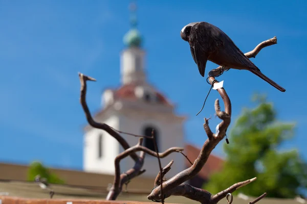 Keramický ptáček na větvi na veletrhu — Stock fotografie