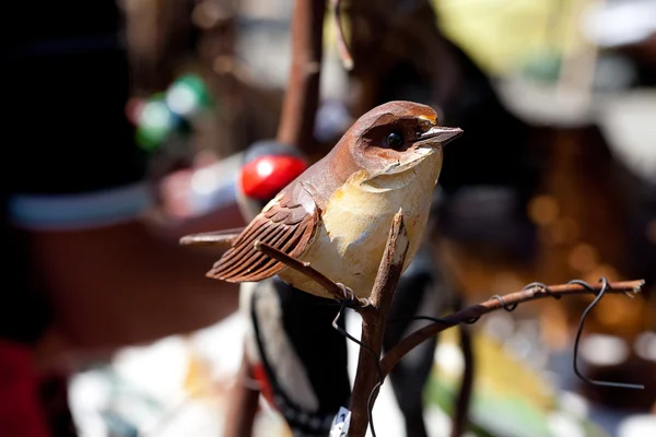 Oiseau en céramique sur une branche à la foire — Photo