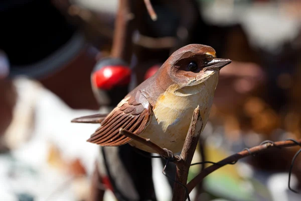 Oiseau en céramique sur une branche à la foire — Photo