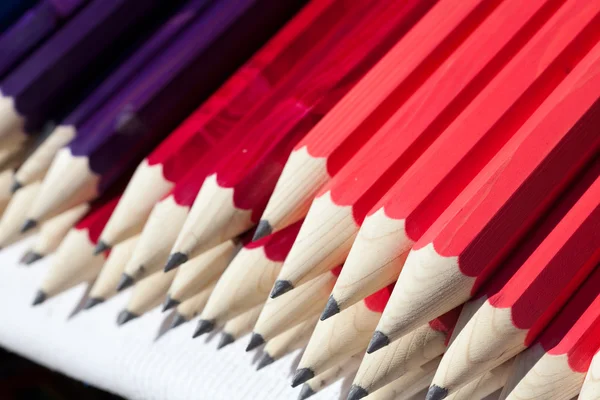 Velké barevné tužky na veletrhu — Stock fotografie