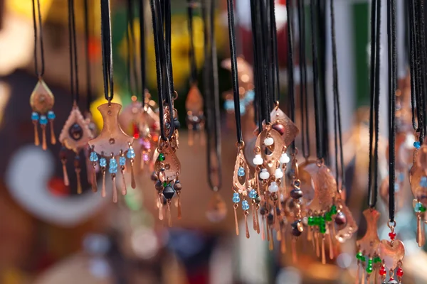 Ornamentos de barro nas cordas na feira — Fotografia de Stock