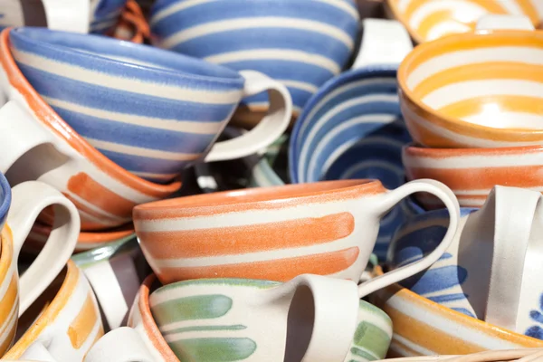 Керамические чашки в корзине на ярмарке — стоковое фото