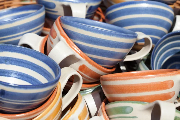 Copos de cerâmica em uma cesta na feira — Fotografia de Stock