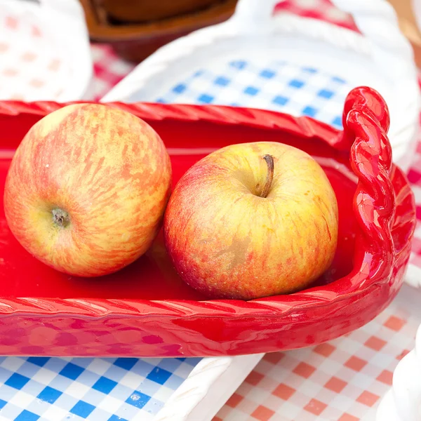 Apple in a ceramic bowl at the fair — Stock Photo, Image