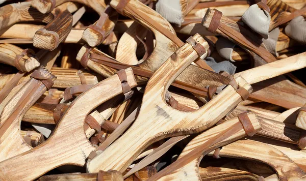 Fondo de tirachinas de madera en la feria —  Fotos de Stock